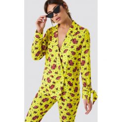 NA-KD Marynarka z nadrukiem i wiązaniem na rękawach - Multicolor,Yellow. Żółte marynarki i żakiety damskie marki NA-KD, z nadrukiem, z poliesteru. W wyprzedaży za 72,89 zł.