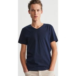 T-shirt z dekoltem w serek - Granatowy. Niebieskie t-shirty męskie Reserved, s, bez wzorów, z dekoltem w serek. Za 49,99 zł.
