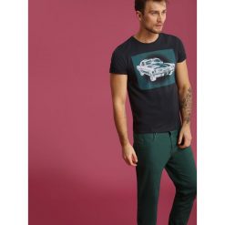 T-shirt krótki rękaw męski. Szare t-shirty męskie na lato, xxl, z nadrukiem, z bawełny, eleganckie, krótkie. Za 29,99 zł.