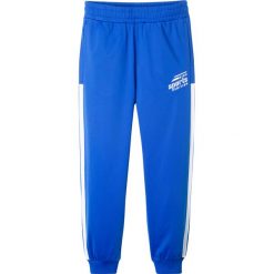 Spodnie sportowe bonprix niebieski. Niebieskie spodnie chłopięce bonprix, bez wzorów, sportowe. Za 44,99 zł.