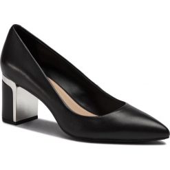 Półbuty DKNY - Elie K3658974 Black. Czarne półbuty damskie DKNY, z aplikacjami, ze skóry ekologicznej, eleganckie, bez obcasa, na obcasie, bez zapięcia. Za 559,00 zł.
