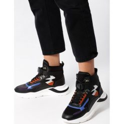 Czarne Sneakersy Crocosmia. Czarne sneakersy damskie Born2be. W wyprzedaży za 84,99 zł.