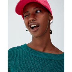 Sweter wykonany kwadratowym ściegiem. Zielone swetry klasyczne damskie marki Pull&Bear, z kwadratowym dekoltem. Za 69,90 zł.