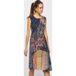 Desigual - Sukienka. Sukienki damskie Desigual, na co dzień, s, bez wzorów, z materiału, z okrągłym kołnierzem, bez rękawów, proste. W wyprzedaży za 199,90 zł.