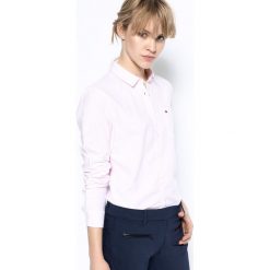 Tommy Hilfiger - Koszula Sithaca. Różowe koszule damskie TOMMY HILFIGER, na co dzień, m, w paski, z bawełny, klasyczne, z klasycznym kołnierzykiem, z długim rękawem. W wyprzedaży za 319,90 zł.