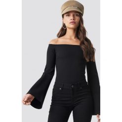 NA-KD Party Top z odkrytymi ramionami i rozszerzanymi rękawami - Black. Czarne topy damskie NA-KD Party, bez wzorów, z elastanu, bez kołnierzyka. Za 60,95 zł.