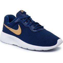 Buty NIKE - Tanjun (GS) 818381 406 Blue Void/Metallic Gold/White. Niebieskie półbuty chłopięce Nike, na sznurówki. W wyprzedaży za 169,00 zł.