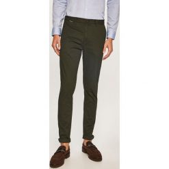 Scotch & Soda - Spodnie Stuart. Zielone spodnie męskie Scotch & Soda, bez wzorów, z elastanu. W wyprzedaży za 279,90 zł.