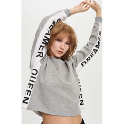 Bluzy rozpinane damskie: Krótka bluza z napisami na rękawach - Jasny szar
