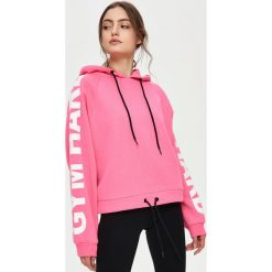 Bluzy rozpinane damskie: Bluza z napisami na rękawach - Różowy