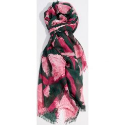 Chusta z kwiatowym printem - Khaki. Brązowe chusty damskie Mohito. Za 39,99 zł.