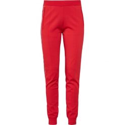 Spodnie dresowe damskie: DESIGNERS REMIX CASEY PANTS Spodnie treningowe rot