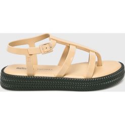 Melissa - Sandały Caribe Verao + Salinas. Brązowe klapki damskie Melissa, bez wzorów, z materiału, bez obcasa, na obcasie. Za 399,90 zł.