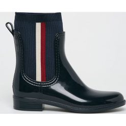 Tommy Hilfiger - Kalosze. Czarne kalosze damskie TOMMY HILFIGER, bez wzorów, z gumy. W wyprzedaży za 299,90 zł.
