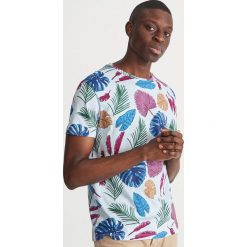 T-shirt z roślinnym printem - Niebieski. Niebieskie t-shirty męskie Reserved, s, bez wzorów, bez kołnierzyka. Za 39,99 zł.