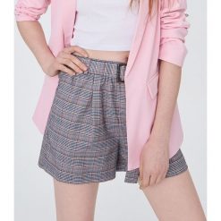 Materiałowe bermudy z paskiem - Wielobarwny. Szorty damskie Sinsay, s, bez wzorów, z tkaniny. Za 49,99 zł.