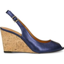 Sandały OLIVIA. Niebieskie sandały damskie Gino Rossi, w paski, ze skóry, eleganckie, z otwartym noskiem, na wysokim obcasie, z paskami. Za 299,90 zł.