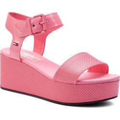 Sandały TOMMY JEANS - Material Mix Flatform Sandal EN0EN00561 Geranium Pink 669. Różowe espadryle damskie Tommy Jeans, bez wzorów, z jeansu, bez obcasa, na obcasie. W wyprzedaży za 319,00 zł.
