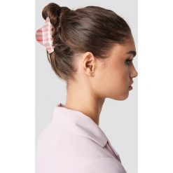 NA-KD Accessories Klamra do włosów w paski - Pink,Beige,Nude. Różowe paski damskie marki NA-KD Accessories. W wyprzedaży za 20,47 zł.
