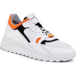 Sneakersy TOGOSHI - TG-22-04-000216 602. Białe sneakersy męskie Togoshi, na co dzień, bez wzorów, z zamszu, eleganckie, bez zapięcia. W wyprzedaży za 299,00 zł.