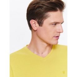 T-SHIRT MĘSKI Z DEKOLTEM W SEREK. Żółte t-shirty męskie Top Secret, na lato, m, bez wzorów, z dzianiny, klasyczne, z dekoltem w serek, krótkie. W wyprzedaży za 19,99 zł.