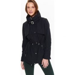 Krótka nylonowa parka z kapturem i suwakami. Czarne kurtki damskie Top Secret, na lato, bez wzorów, z nylonu, krótkie, z kapturem. W wyprzedaży za 89,99 zł.