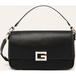 Guess Jeans - Torebka. Białe listonoszki damskie Guess Jeans, w paski, z poliesteru, na ramię, z aplikacjami. W wyprzedaży za 299,90 zł.