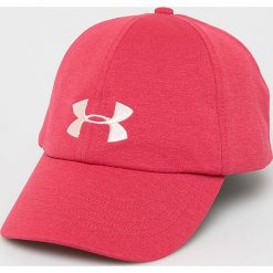 Under Armour - Czapka. Różowe czapki damskie Under Armour, bez wzorów, z poliesteru. W wyprzedaży za 49,90 zł.