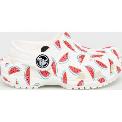 Crocs - Klapki dziecięce. Białe sandały dziewczęce Crocs, z gumy, z okrągłym noskiem, bez zapięcia. W wyprzedaży za 99,90 zł.