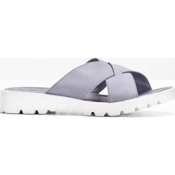 Klapki bonprix niebieski gołębi. Niebieskie koturny damskie bonprix, na niskim obcasie, na koturnie, z paskami. Za 74,99 zł.