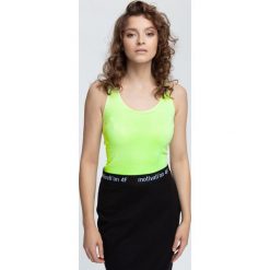 Top damski TSD003 - jasna zieleń neon. Żółte topy damskie marki 4f, bez wzorów, z materiału, bez kołnierzyka. W wyprzedaży za 39,99 zł.