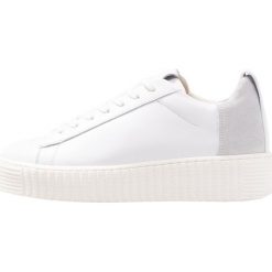 AllSaints CHERRY Sneakersy niskie white. Białe trampki i tenisówki damskie marki AllSaints, bez wzorów, ze skóry, bez zapięcia. Za 669,00 zł.
