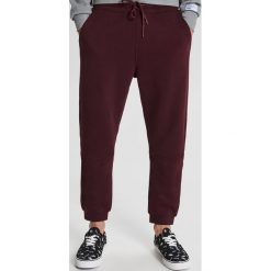 Spodnie dresowe basic - Bordowy. Czerwone spodnie męskie Cropp, s, bez wzorów, z dresówki. Za 69,99 zł.