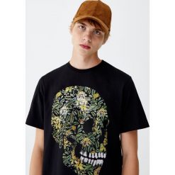 Koszulka z czaszką w tropikalnym stylu. Czarne koszulki męskie Pull&Bear, m, bez wzorów, bez kołnierzyka, z krótkim rękawem, krótkie. Za 49,90 zł.