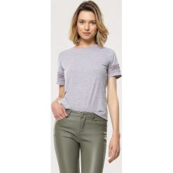 Szara Bluzka Stereotypical. Szare bluzki damskie Born2be, xl, bez wzorów, z okrągłym kołnierzem, z krótkim rękawem. Za 39,99 zł.