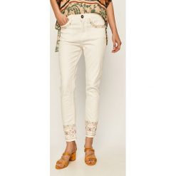 Desigual - Jeansy India. Białe rurki damskie Desigual, z haftami, z elastanu, z podwyższonym stanem. Za 449,90 zł.
