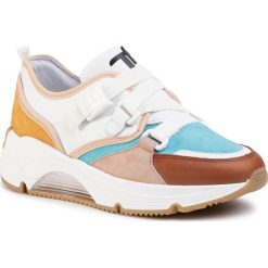 Sneakersy TOGOSHI - TG-13-04-000221 683. Białe półbuty damskie Togoshi, na co dzień, bez wzorów, ze skóry, bez obcasa, bez zapięcia. W wyprzedaży za 299,00 zł.