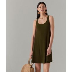 Sukienka z plecionym zdobieniem na plecach - Khaki. Brązowe sukienki damskie Mohito, s, z aplikacjami, z dekoltem na plecach, bez rękawów. W wyprzedaży za 19,99 zł.