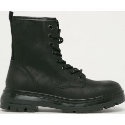 Wrangler - Workery skórzane. Czarne workery damskie Wrangler, ze skóry, z okrągłym noskiem, bez obcasa, na obcasie, na sznurówki. Za 379,90 zł.