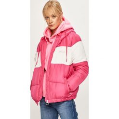Fila - Kurtka. Różowe kurtki damskie Fila, s, bez wzorów, z poliesteru, krótkie, z kapturem. W wyprzedaży za 269,90 zł.
