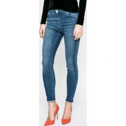 Review - Jeansy. Niebieskie jeansy damskie marki Review, z aplikacjami, z elastanu. W wyprzedaży za 89,90 zł.
