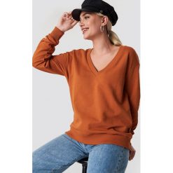 NA-KD Basic Bluza basic z dekoltem V - Orange,Copper. Pomarańczowe bluzy damskie marki NA-KD Basic, bez wzorów, bez rękawów, bez kaptura. W wyprzedaży za 50,47 zł.