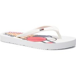 Japonki TOMMY JEANS - Ice Cream Beach Sandal EN0EN00467 White 100. Białe klapki damskie Tommy Jeans, bez wzorów, z jeansu, bez obcasa. Za 139,00 zł.