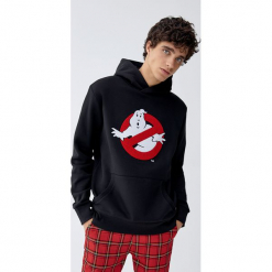 Bluza z Pogromcami duchów z kapturem. Czarne bluzy męskie Pull&Bear, m, bez wzorów, z kapturem, bez rękawów, z kapturem. Za 109,00 zł.