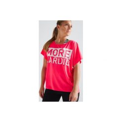 Koszulka krótki rękaw fitness kardio 120 damska. Różowe t-shirty damskie DOMYOS, bez wzorów, z elastanu, bez kołnierzyka, z krótkim rękawem, krótkie, bez kaptura, na fitness i siłownię. Za 29,99 zł.