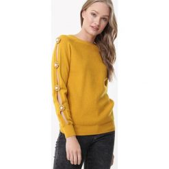 Żółty Sweter Charnock. Żółte swetry damskie Born2be, s, z aplikacjami, z dzianiny, bez rękawów, długie, bez kaptura. Za 99,99 zł.