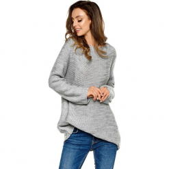 Sweter w kolorze jasnoszarym. Szare swetry oversize damskie marki Lemoniade, ze splotem. Za 169,95 zł.