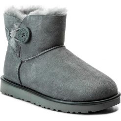 Buty UGG - W Mini Bailey Button II Metallic 1019031 W/Gys. Szare kozaki damskie Ugg, na zimę, ze skóry, bez obcasa, bez zapięcia. Za 819,00 zł.