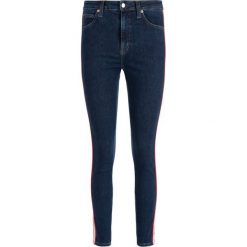 Jeansy Skinny Fit Calvin Klein Jeans J20J212560. Niebieskie jeansy damskie Calvin Klein Jeans, bez wzorów, z elastanu. W wyprzedaży za 319,00 zł.