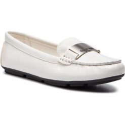Mokasyny CALVIN KLEIN - Lassey E8888 White. Białe mokasyny damskie Calvin Klein, z aplikacjami, ze skóry ekologicznej, bez obcasa, na płaskiej podeszwie, bez zapięcia. W wyprzedaży za 329,00 zł.